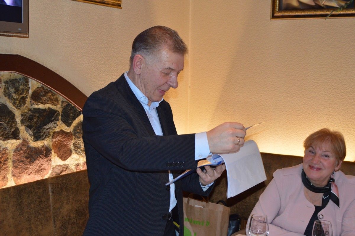 Susitikimo iniciatorius Vytautas Ramonas įteikė dabartinio UAB „Palangos vandenys“ direktoriaus sveikinimus