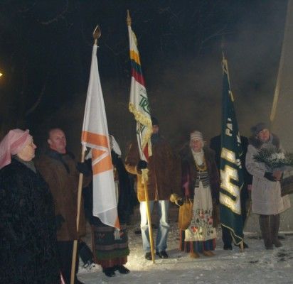 Sausio 13-osios aukoms atminti – keturiolika simbolinių laužų
