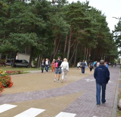 Šventojiškiai pastebėjo, kad prastesni vasariški orai nesutrukdė poilsiautojams atvykti prie jūros būtent Šventojoje.