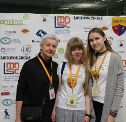 respublikinės biologų olimpiados dalyvės Ieva Marija Sokolovaitė, Reda Pocevičiūtė ir jų mokytoja Daiva Urbštienė.
