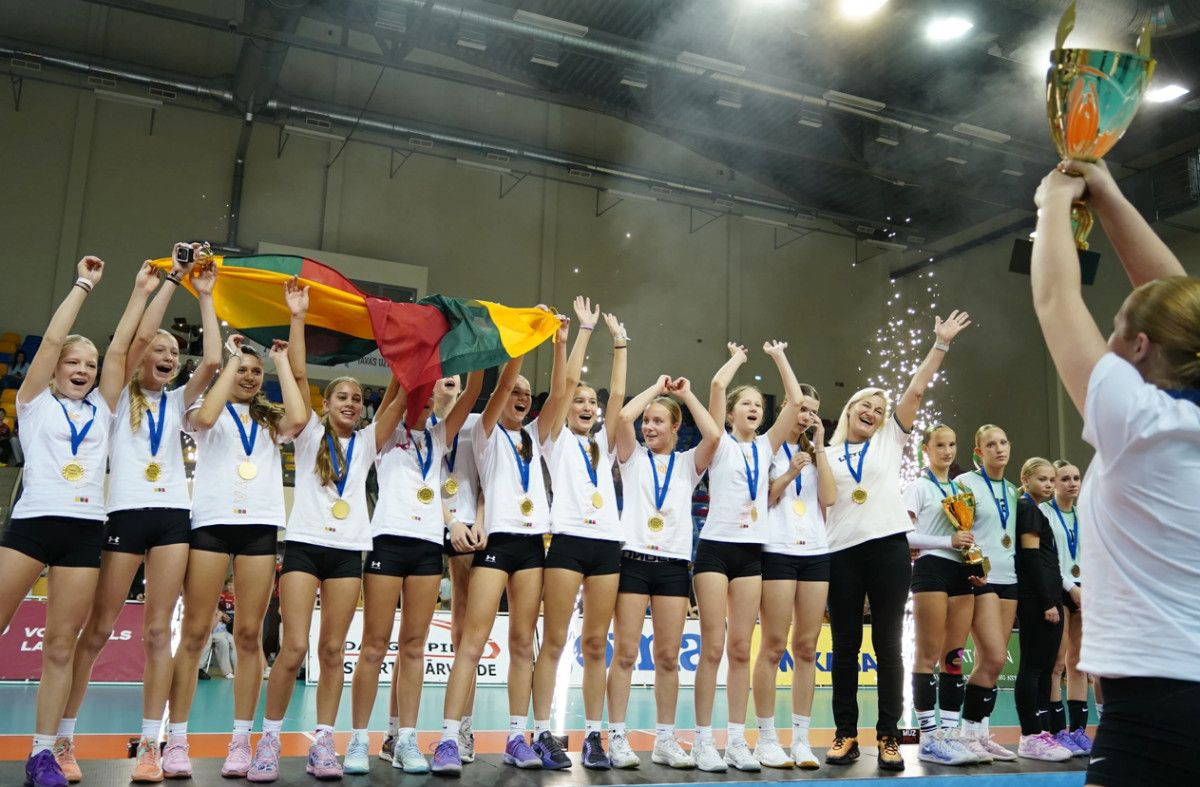 Palangos sporto centro tinklininkės – EEVZA sporto mokyklų/centrų čempionato nugalėtojos!