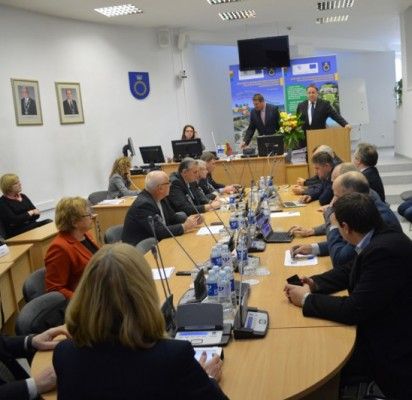Merui kertant iš peties pašaipūnui primintas ir besislapstantis buvęs direktorius