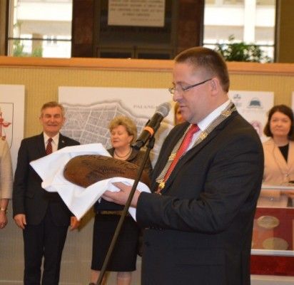 Palangiškių kepta duona padovanota Seimo pirmininkui.