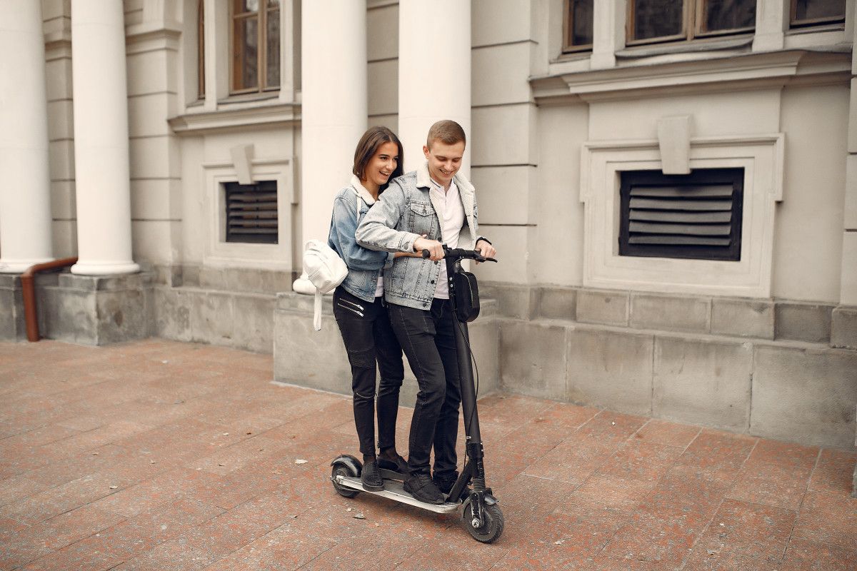 Dėl savo sveikatos ir saugumo medikai ragina elgtis atsakingai: rinktis keliones paspirtuku, ar kita transporto priemone, laikantis visų saugumo priemonių. Freepik nuotrauka.