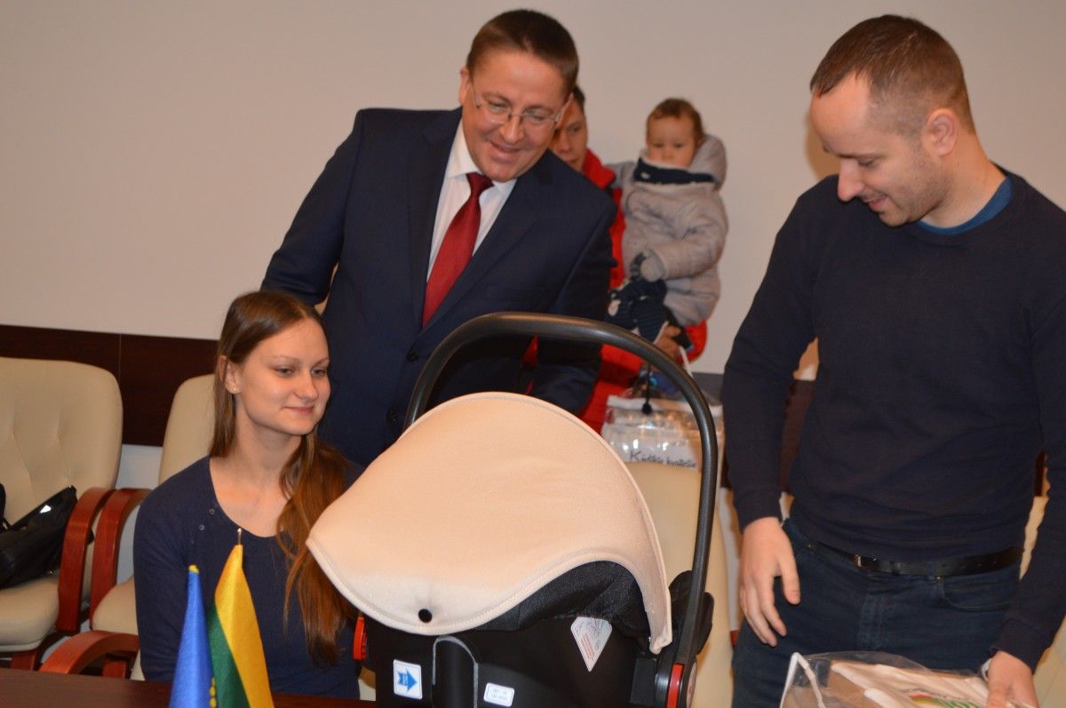 Meras pasidžiaugė į Savivaldybę kartu su tėveliais atkeliavusiais mažyliais.