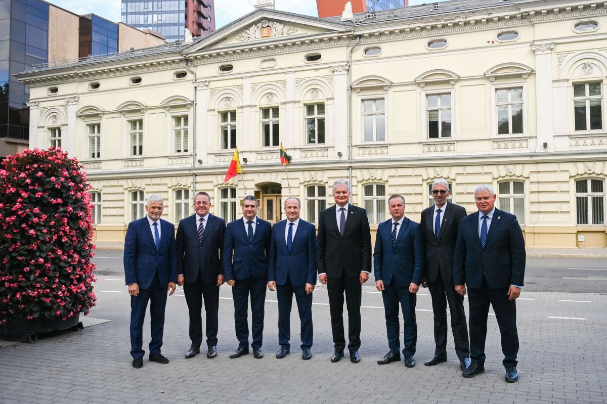 Prezidentas: valstybė privalo padėti žmonėms, verslui ir savivaldai