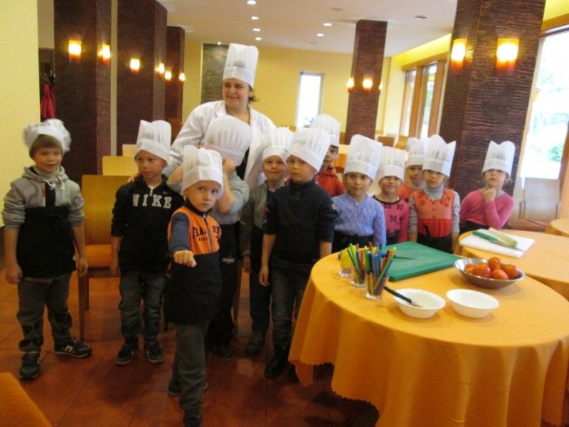 „Ąžuoliuko“ mažieji šefukai virė žuvienę iš uodegėlių