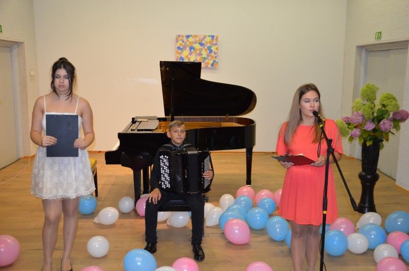 Šventinio renginio dalyviai: 3 išplėstinio ugdymo fortepijono klasės mokinė Aušrinė Plonytė, 7 akordeono klasės mokinys Mantas Leonardo Lizzi, 4 išplėstinio ugdymo fortepijono klasės mokinė Iveta Danieliūtė.