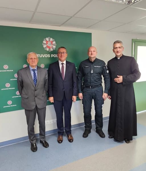 Palangos meras Šarūnas Vaitkus apsilankė policijos komisariate ir pasveikino miesto pareigūnus