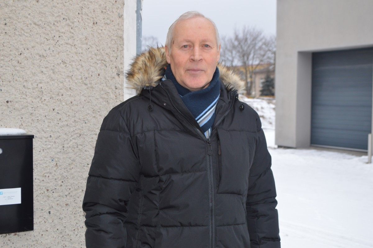 Šviesiu gyvenimo keliu žengiantis Būtingės bažnyčios bendruomenės pirmininkas Edvardas Brigmanas žmonėse įžvelgia daug gėrio, bet pastebi ir ydas, su kuriomis pirmiausia privalo kovoti patys.