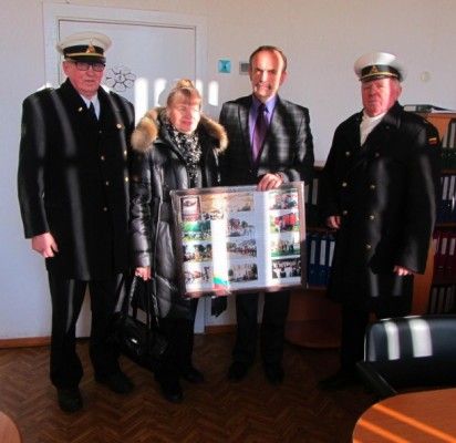 (Iš kairės) Petras Neverauskas, Irena Galdikaitė, Kretingos r. Marijono Daujoto pagrindinės mokyklos direktorius Julius Gindulis ir Adolfas Sendrauskas.