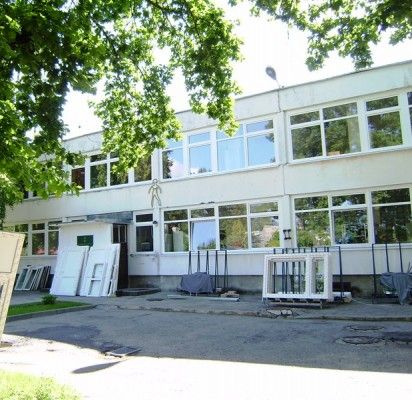 Lopšelyje-darželyje „Ąžuoliukas“ keičiami langai bei durys