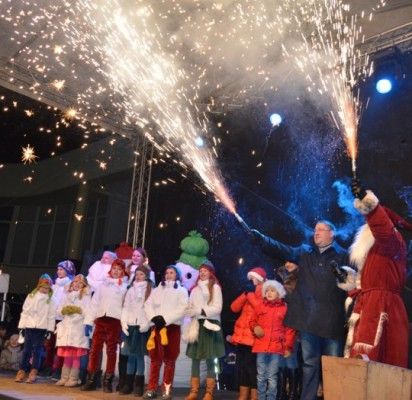 Nušvitusi Kalėdų eglė kviečia pasitikti didžiąsias metų šventes