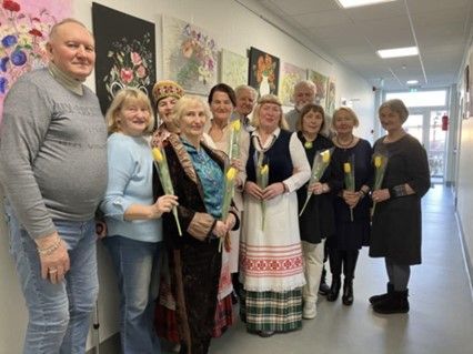 Kovo 11 - osios išvakarėse miesto literatų klubo „Takai per kopas“ nariai rinkosi į bendruomenės namus