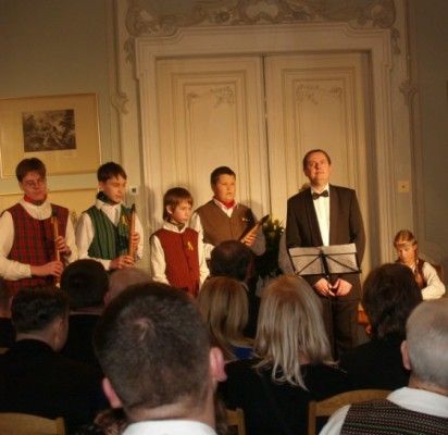 T.Girininkui, atlikusiam A.Raudonikio dainą „Kur balti keliai“, pritarė meno mokyklos liaudies instrumentų ansamblis.