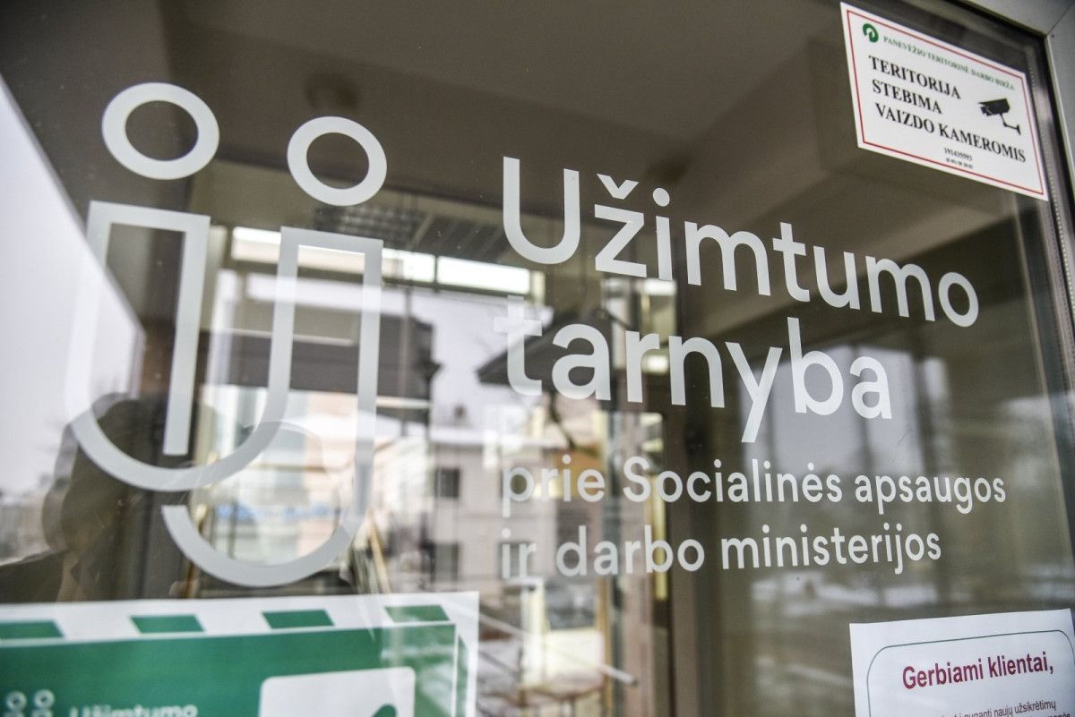Užimtumo tarnyba: užsieniečiams išduota mažiau leidimų dirbti