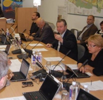 Posėdis be mero: be reveransų „etatinėms“ kalbėtojoms ir su priverstinėmis pertraukėlėmis