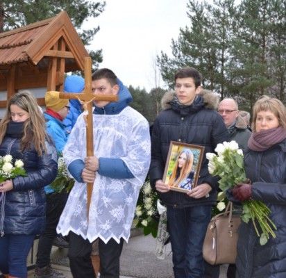 Staiga mirusią Gintarę Valančiūtę išlydėjo visa Senoji gimnazija