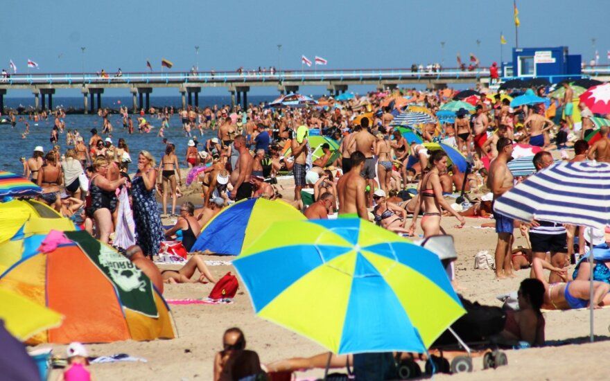 Palanga – sausakimša: perpildytuose paplūdimiuose besiilsintys žmonės spjauna į pavojus