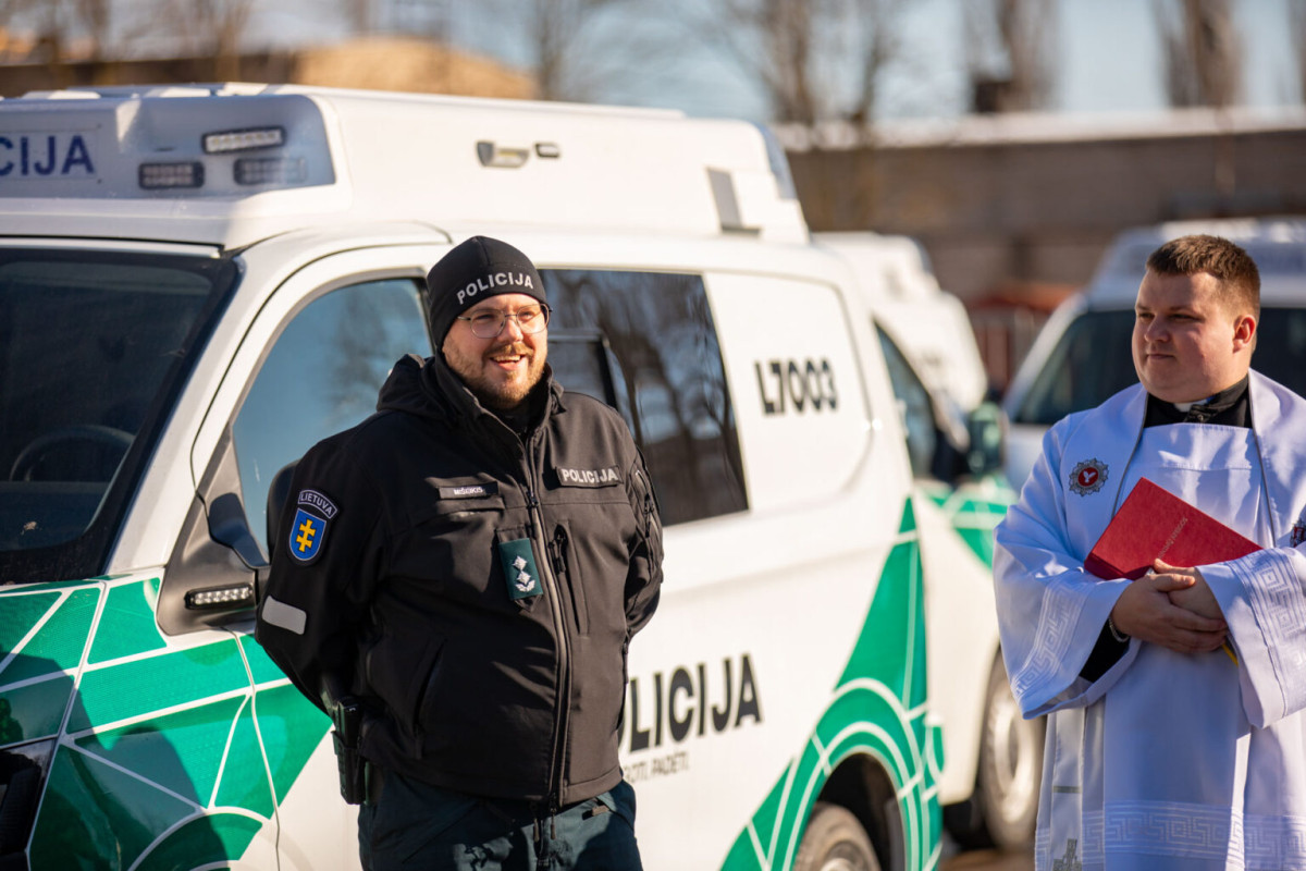 Naujuosius tarnybinius automobilius pašventino Klaipėdos apskrities VPK kapelionas, kun. Antanas Budreckas. Policijos nuotr.