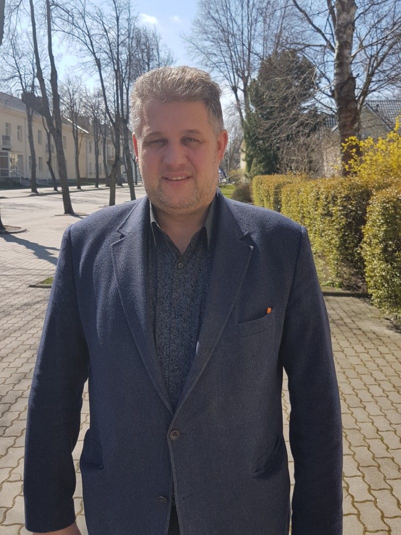 Miesto savivaldybės Tarybos narys Vaidas Šimaitis – kitoks: jis nevynioja žodžių į „vatą“, skelia iš peties: „Esu toks, koks esu“.