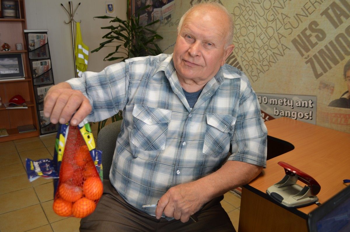 Palangiškis Jonas Jukna neapsidžiaugė, kai norėdamas pasimėgauti mandarinais, atrado maišelyje net pajuodusių.