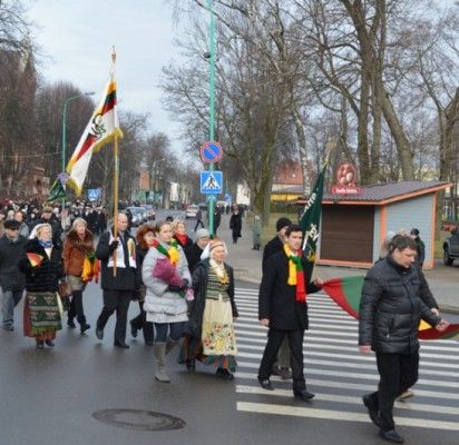 Po Šv. Mišių vėliavomis nešini šventės dalyviai ėjo prie paminklo J. Basanavičiui.