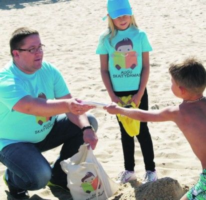 Trečiadienio popietę paplūdimyje įsitaisę negausūs poilsiautojai su vaikais susilaukė netikėtų dovanų – knygų iš paties kurorto mero Šarūno Vaitkaus rankų.
