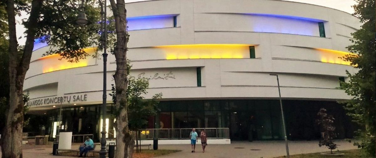 Palangos koncertų salė nušvito Ukrainos vėliavos spalvomis – šiandien Ukrainos Nepriklausomybės diena