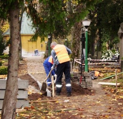 Palangos kapinėse atnaujinami bei naujai klojami takai