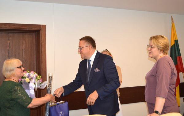 Padėkota Socialinės rūpybos skyriuje beveik 30 metų išdirbusiai Lonijai Flaksienei