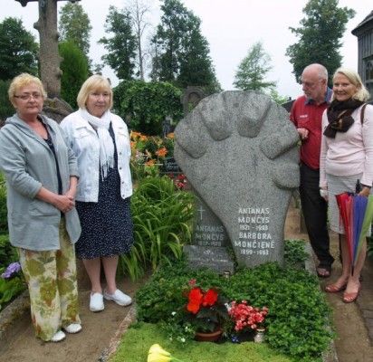 2013-ųjų liepos 10 d. L. Turauskaitė, G. Blekaitienė, A. Paliulis ir K. Masiulytė-Paliulienė prie A. Mončio kapo Grūšlaukės kapinaitėse.