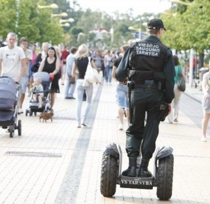 Diržus susiveržusi policija buvo mažiau matoma, bet užtikrino saugumą