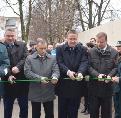 Garbūs svečiai perkirpo simbolinę juostelę.