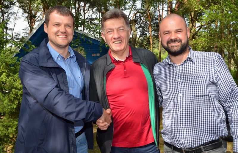Pernai Šventojoje Gintautas ir Danas Paluckai tvirtai spaudė jau buvusio socialdemokratų partijos pirmininko Algirdo Butkevičiaus ranką.