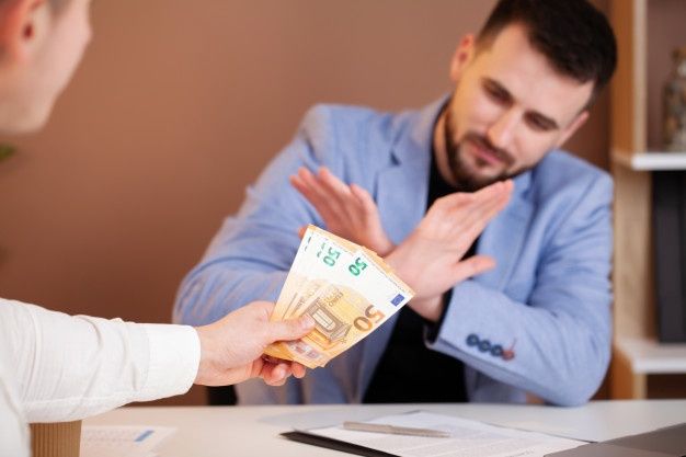 Neblaivus vairuotojas pareigūnams siūlė kyšį