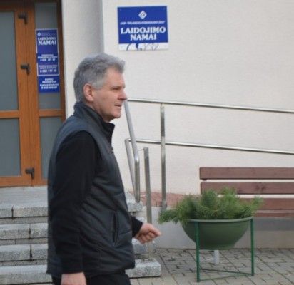 Palangos laidojimo namų vadybininkas Raimundas Litvinas, kaip ir kiti du darbuotojai, aplink ritualinių paslaugų įstaigą sukasi kaip bitelės.