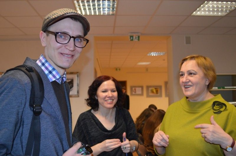 Rašytojas T. Dirgėla su savo lietuvių kalbos mokytoja J. Kalinauskiene (dešinėje).