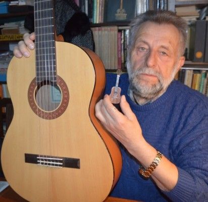 Menininkas Vytautas Kusas pademonstravo, kaip atrodo įprasto dydžio gitara šalia miniatiūrinės.