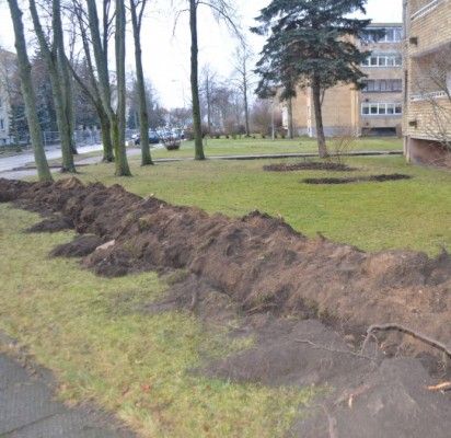 Druskininkų gatvėje vyksta intensyvūs darbai, siekiant apšviesti kai kuriuos daugiabučių kiemus.