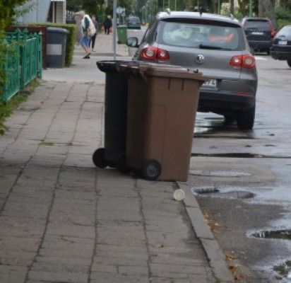 Šiukšlių konteineriai trukdo praeiti ir dvokia