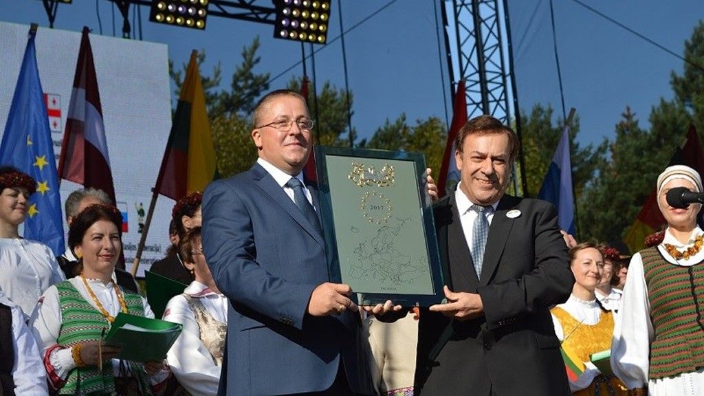 „Sulaukę Europos Komisijos įvertinimo, šį rugsėjį Garbės ženklą į Palangą atvežė portugalas europarlamentaras Jose Mendes Bota. Vėliau jis savivaldybei atsiuntė knygą apie Portugalijos regioną, iš kurio jis yra kilęs“, – prisiminė meras Š. Vaitkus.