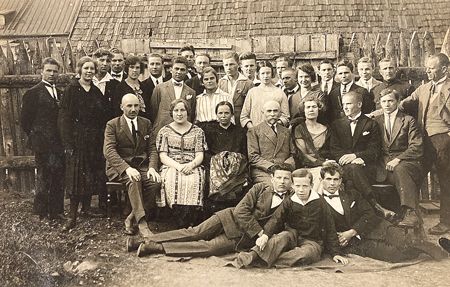 Klaipėdos muzikos mokyklos ekskursantai svečiuose pas Grudzinskus. 1925 m. gegužės 17 d. Jono Grudzinsko archyvas