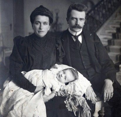 Grafai Antanina Sofija ir Feliksas Tiškevičius su kūdikiu. Fotografė Paulina Mongirdaitė, XX a. pr.