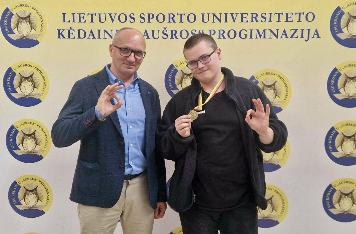 Mokytojas Nerijus Vaišvilas ir olimpiados nugalėtojas Tomas Jakubauskas. Asmeninio archyvo nuotr.