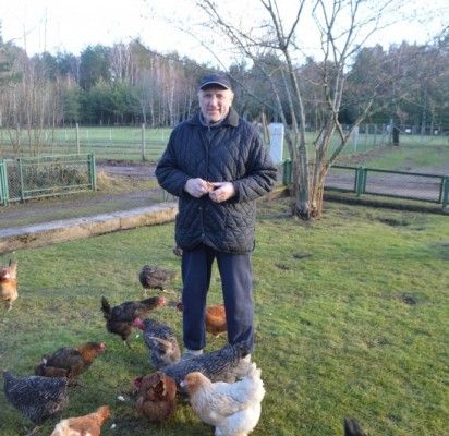 Jonas mielai rūpinasi savo visais paukščiais, jaučia didžiulį pasitenkinimą savo veikla, tai supranta ir paukščiai, kurie nepaleidžia šeimininko iš akiračio.