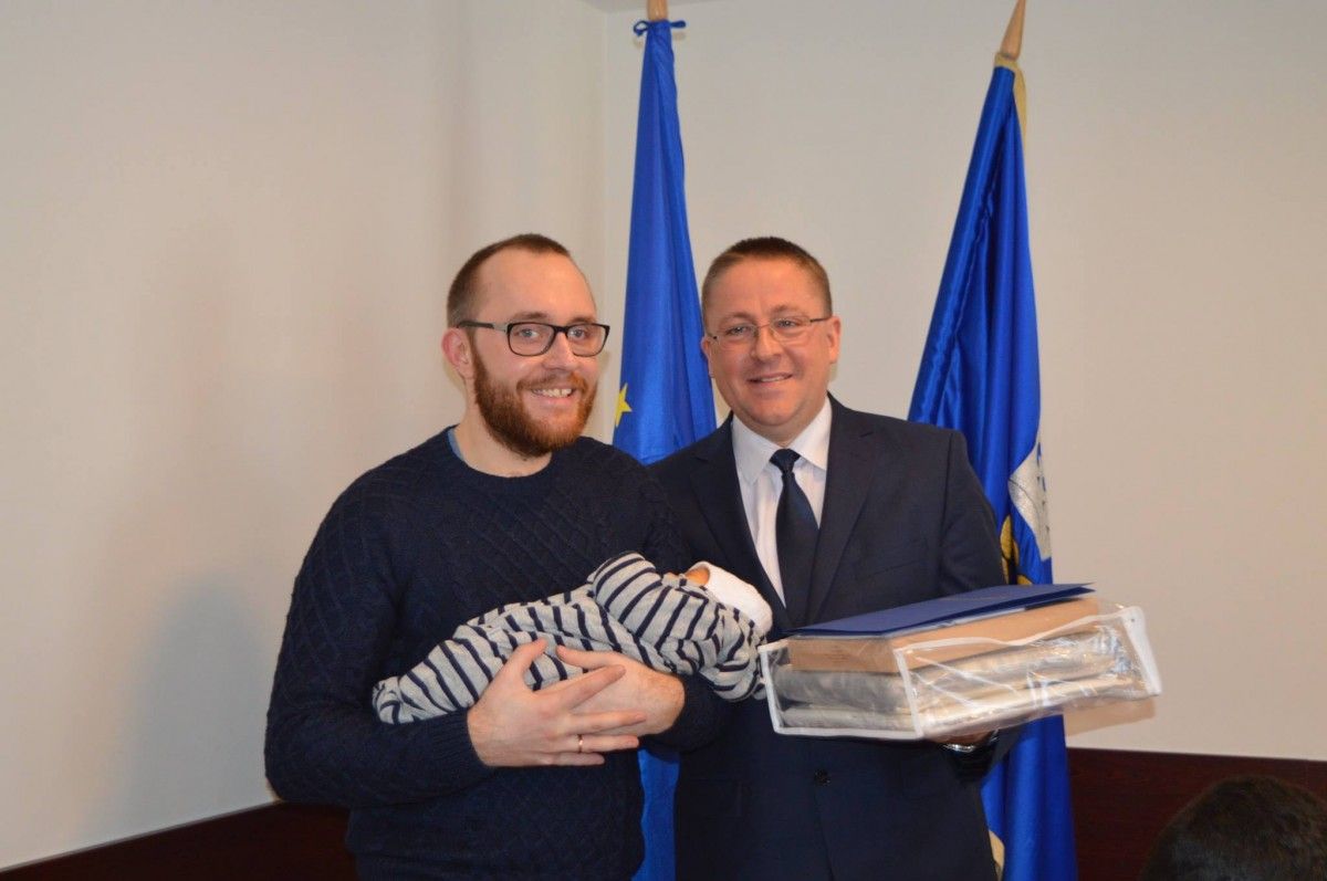 Šimtmečio palangiškiams įteikti kūdikio kraiteliai