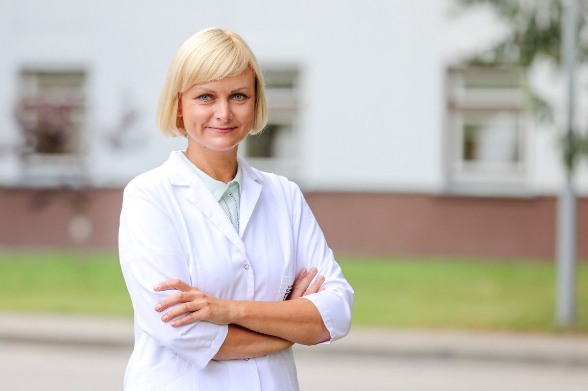 Gydytoja pulmonologė dr. N. Vagulienė sako, kad gydymo nereikėtų pradėti nuo antibiotikų, nes antibiotikai COVID-19 viruso neveikia.
