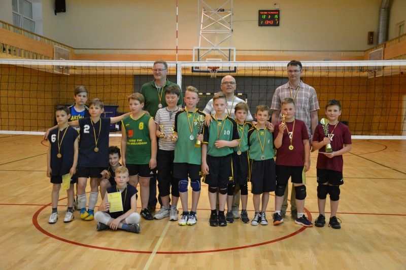 Prizininkų komandos, vidury – Palangos jaunieji tinklininkai.