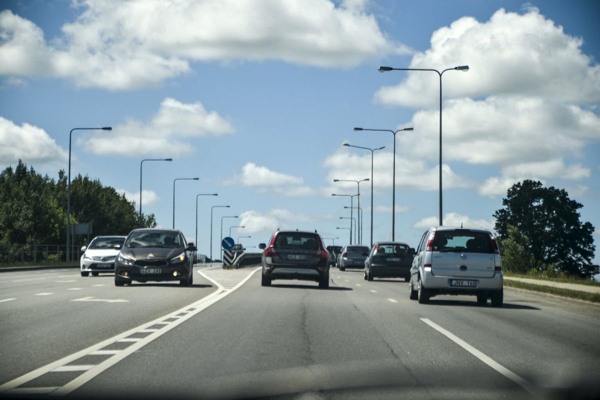 Vėlinių savaitgalį – vienos krypties eismas prie Palangos miesto kapinių